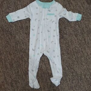 One piece with feet size 3 to 6 months
